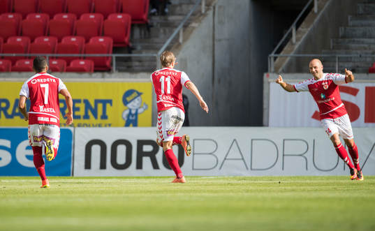 Kalmars Jonathan Ring jublar