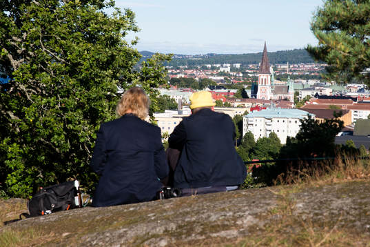 Ett par njuter av utsikten utanför Stadsparksvallen