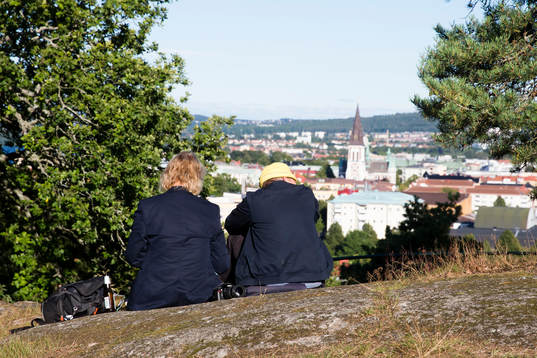 Ett par njuter av utsikten utanför Stadsparksvallen