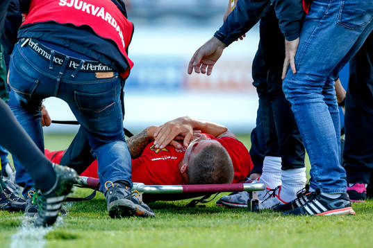 Östersunds Douglas Bergqvist tas om hand med en huvudskada
