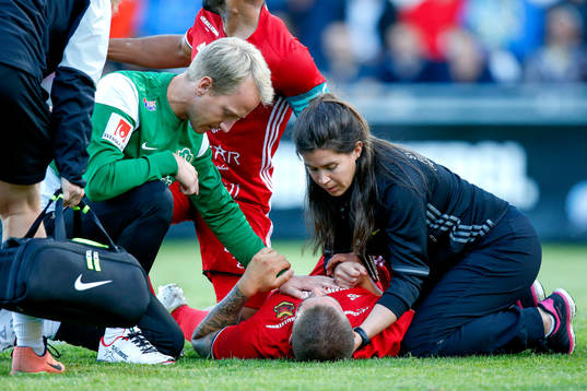 Östersunds Douglas Bergqvist tas om hand med en huvudskada