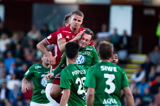 Östersunds Douglas Bergqvist nickar ihop med Jönköpings