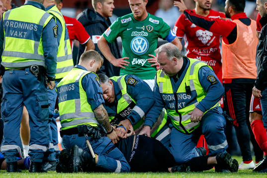 En man stormade in på planen och attackerade Östersunds