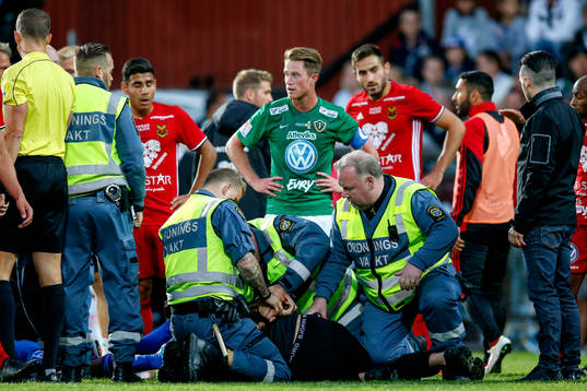 En man stormade in på planen och attackerade Östersunds