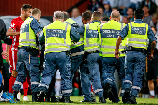 En man stormade in på planen och attackerade Östersunds