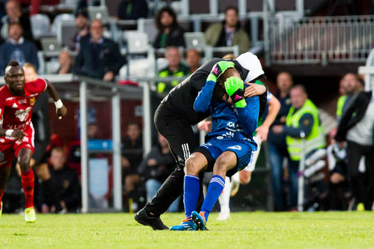 Person jagar och slår ner Östersunds Aly Keita