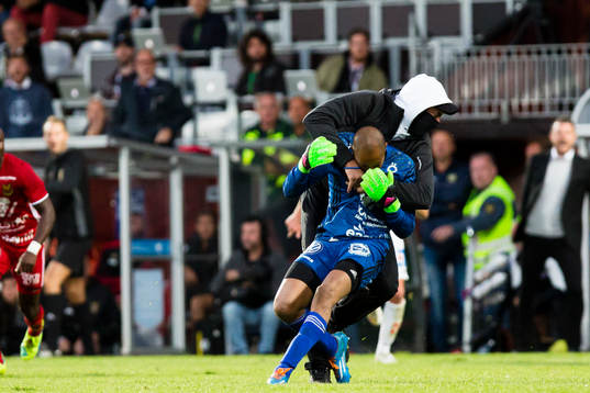 Person jagar och slår ner Östersunds Aly Keita