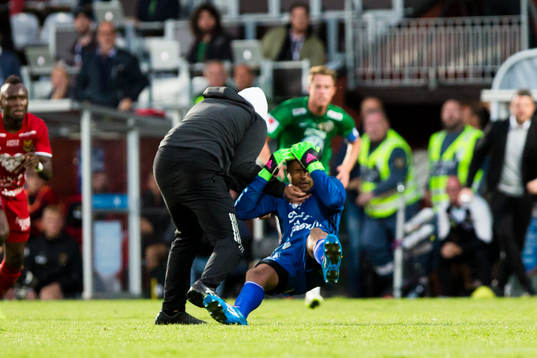 Person jagar och slår ner Östersunds Aly Keita