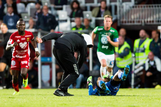 Person jagar och slår ner Östersunds Aly Keita