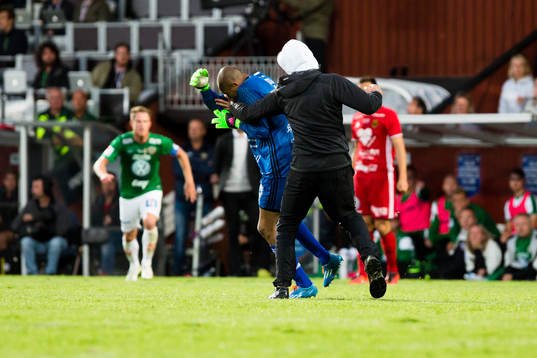 Person jagar och slår ner Östersunds Aly Keita