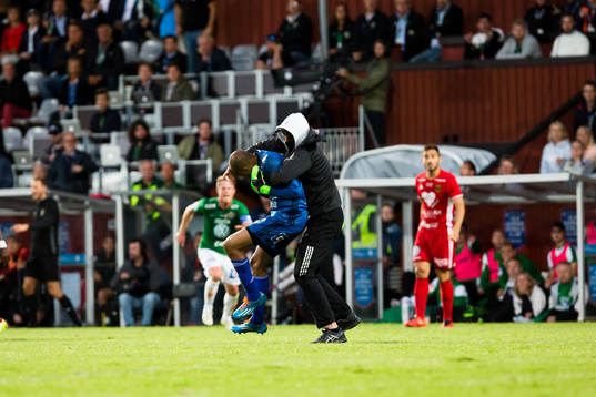 Person jagar och slår ner Östersunds Aly Keita