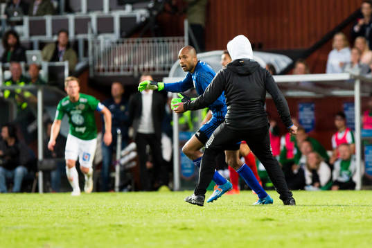 Person jagar och slår ner Östersunds Aly Keita