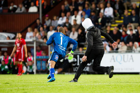 Person jagar och slår ner Östersunds Aly Keita