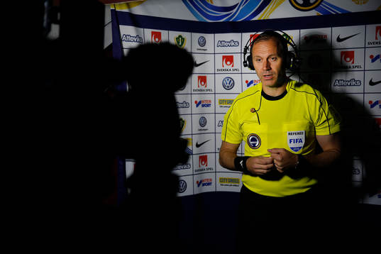 Domare Jonas Eriksson meddelar att matchen bryts