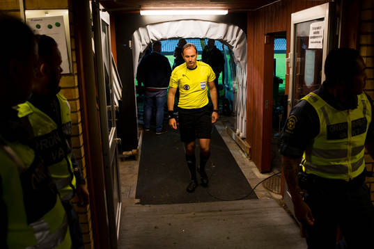 Domaren Jonas Eriksson påväg ut från arenan