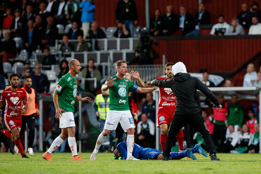 Person tar sig in på plan och slår ner Östersunds