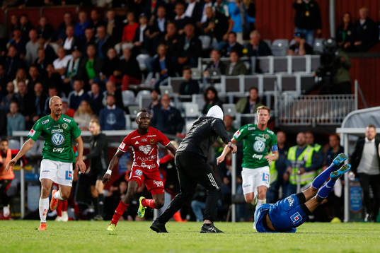Person tar sig in på plan och slår ner Östersunds