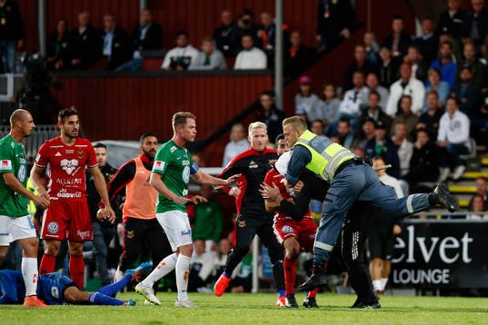 Person som tar sig in på plan och slår ner Östersunds