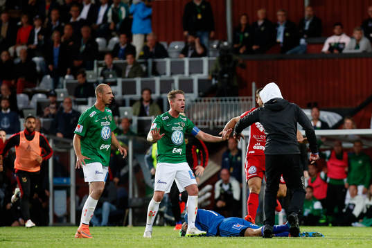 Person tar sig in på plan och slår ner Östersunds