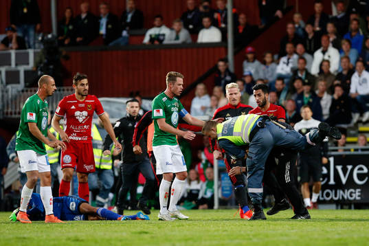 Person som tar sig in på plan och slår ner Östersunds