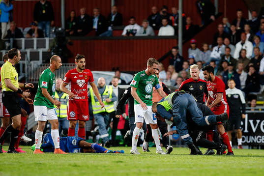 Person som tar sig in på plan och slår ner Östersunds