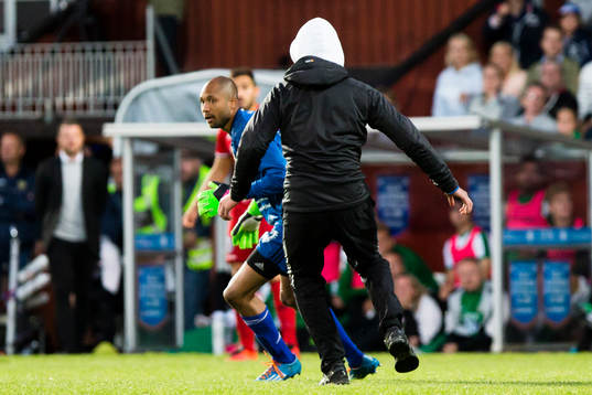 Person tar sig in på planen och jagar ifatt och slår ner