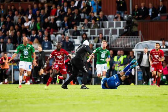 Person tar sig in på planen och jagar ifatt och slår ner
