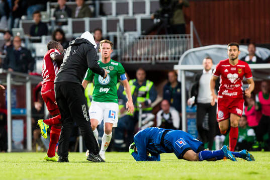 Person tar sig in på planen och jagar ifatt och slår ner