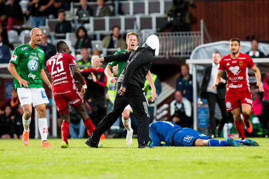 Person tar sig in på planen och jagar ifatt och slår ner