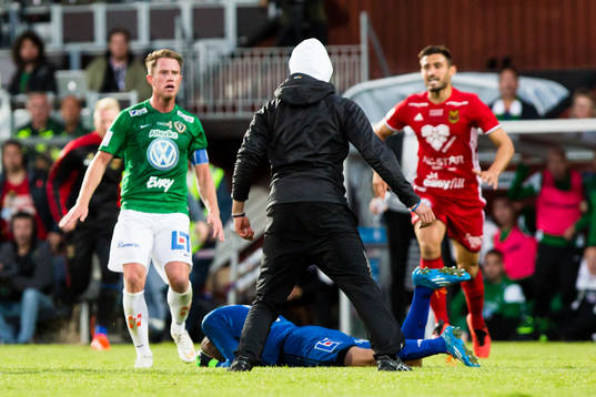 Person tar sig in på planen och jagar ifatt och slår ner