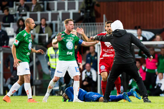 Person tar sig in på planen och jagar ifatt och slår ner