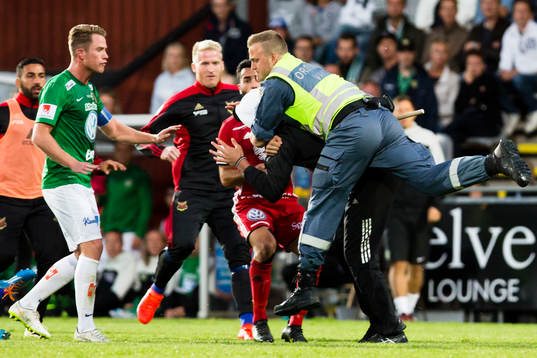 Person tar sig in på planen och jagar ifatt och slår ner
