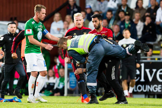 Person tar sig in på planen och jagar ifatt och slår ner