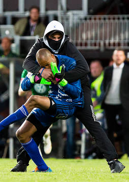 Person jagar och slår ner Östersunds Aly Keita
