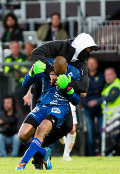 Person jagar och slår ner Östersunds Aly Keita
