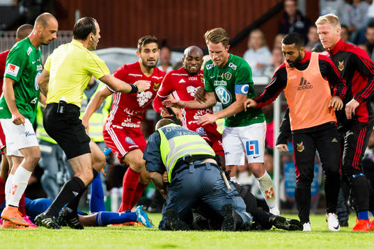 Tumult när person brottas ned av ordningsvakt