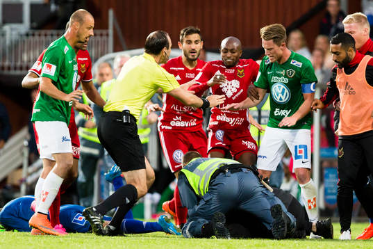 Tumult när person brottas ned av ordningsvakt