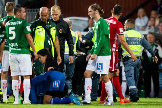 Östersunds Aly Keita tas omhand medans personen som