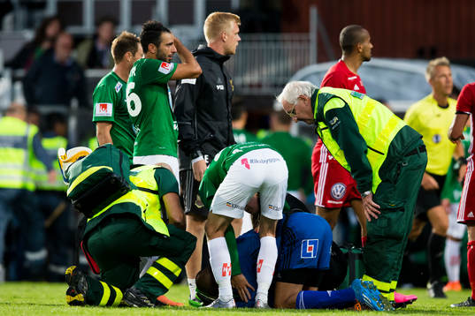 Östersunds Aly Keita tas omhand medans personen som