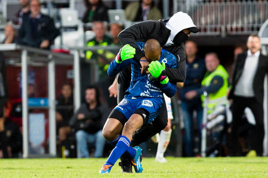 Person jagar och slår ner Östersunds Aly Keita