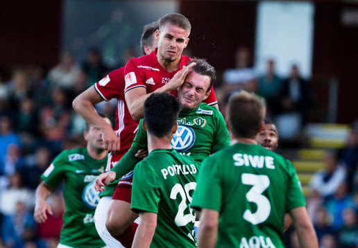 Östersunds Douglas Bergqvist nickar ihop med Jönköpings