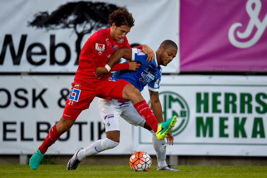 Åtvidabergs Alberto Catenacci och Trelleborgs Salif Camara