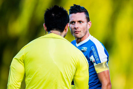 Trelleborgs Kristian Haynes i diskussion med domaren