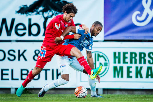 Åtvidabergs Alberto Catenacci och Trelleborgs Salif Camara