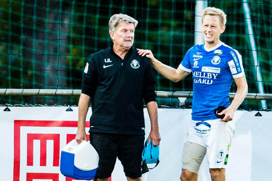 Trelleborgs Magnus Andersson får hjälp av plan