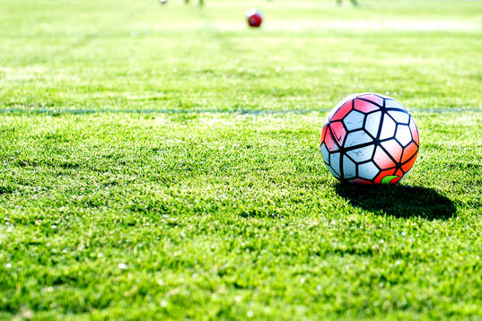 Fotboll på gräset