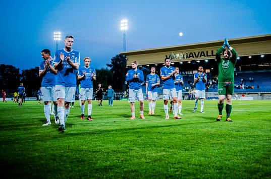 Trelleborgs spelare applåderar publiken