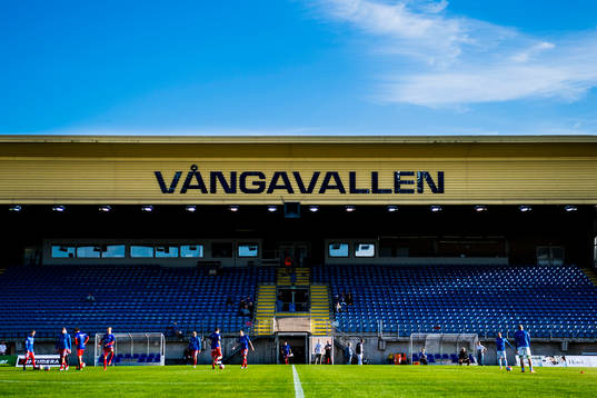 Läktare med texten Vångavallen