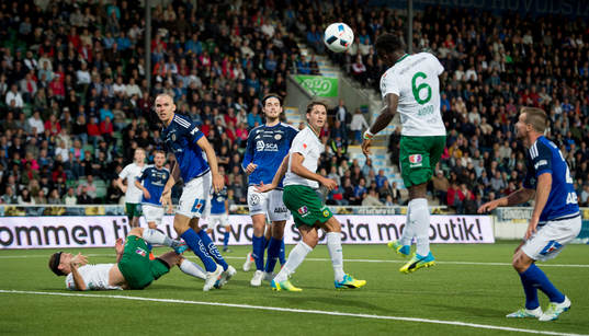 Hammarbys Joseph Aidoo har en jättechans men missar mål