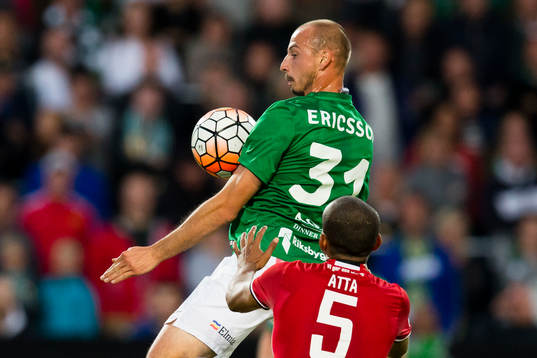 Jönköpings Pär Eriksson tar ner bollen